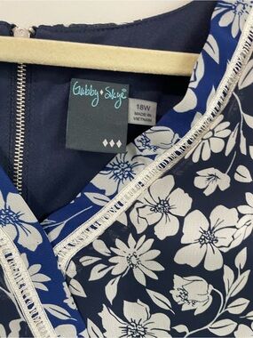 Gabby Skye Navy and White Floral V-Neck maxi Dress